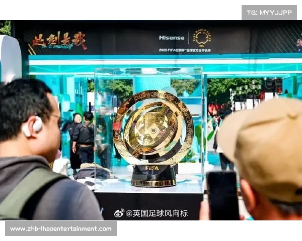 国际足联世俱杯奖杯首次亮相重庆球迷汇聚解放碑热情合影留念 国际足联世俱杯奖杯首次亮相重庆球迷汇聚解放碑热情合影留念